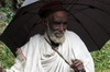 Ethiopie - Forêt de Debre Libanos - Vieil homme au parapluie