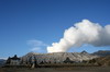 Indonésie - Mont Bromo (Java) - Le cratère du bromo fume