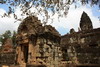 Cambodge - Temple Bakong - Porte d'entrée et tour centrale