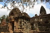 Cambodge - Temple Bakong - Porte d'entre et tour centrale