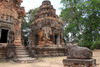 Cambodge - Temple Preah Ko - B?uf et lions devant les tours