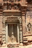 Cambodge - Temple Preah Ko - Porte fermée avec linteau sculpté