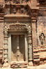 Cambodge - Temple Preah Ko - Porte ferme avec linteau sculpt