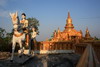 Cambodge - Phnom Kulen - Stupas dorés et statues colorées