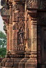 Cambodge - Temple Banteay Srei - Danseuse terrestre (devata) sur le côté d'une porte