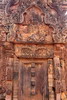 Cambodge - Temple Banteay Srei - Porte ferm�e avec linteau et fronton sculpt�s