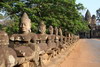 Cambodge - Angkor Thom - Dieux portant le corps du naja sur le pont sud