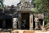 Cambodge - Temple Preah Khan - Porte d'entre avec ses gardiens