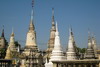 Cambodge - Kompong Cham - Stupas à la pagode