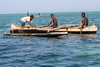 Madagascar - Ifaty - Pêcheurs dans le lagon