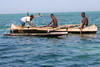 Madagascar - Ifaty - Pcheurs dans le lagon