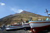 Stromboli (Sicile) - Bateaux de pcheurs devant le volcan