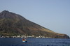 Sicile - Stromboli - Barque de pêcheur devant le volcan
