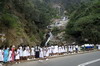 Sri Lanka - Route vers Haputale - Ecoliers devant la cascade Rawana Ella