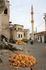Turquie - Ibrahimpasa - Courges devant le minaret
